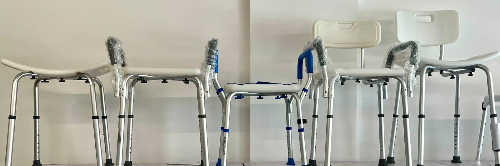 Lo scaffale delle sedie da doccia di Sanitaria Cinel, con schienali e braccioli