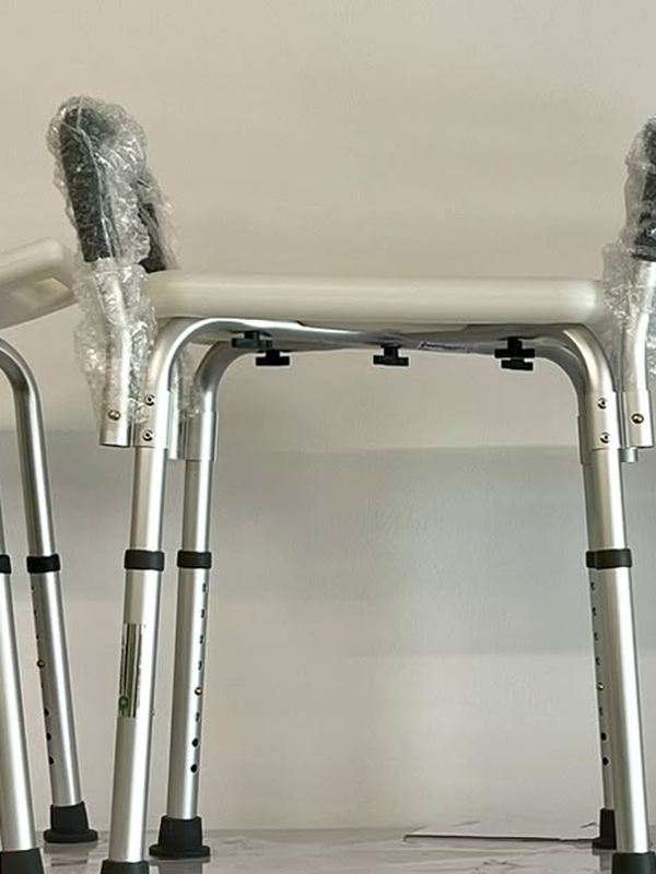 Sedia da doccia con braccioli e senza schienale, seduta bianca su telaio in alluminio