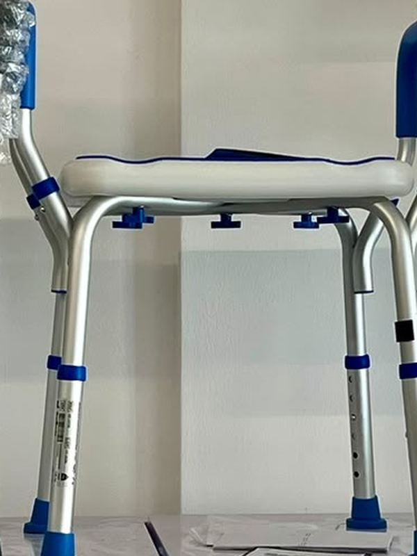 Sedia doccia Doccina con seduta rettangolare bianca e blu e piedini blu antiscivolo