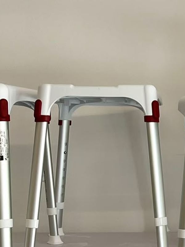 Sedia doccia Elite con seduta quadrata sagomata bianca e telaio in alluminio